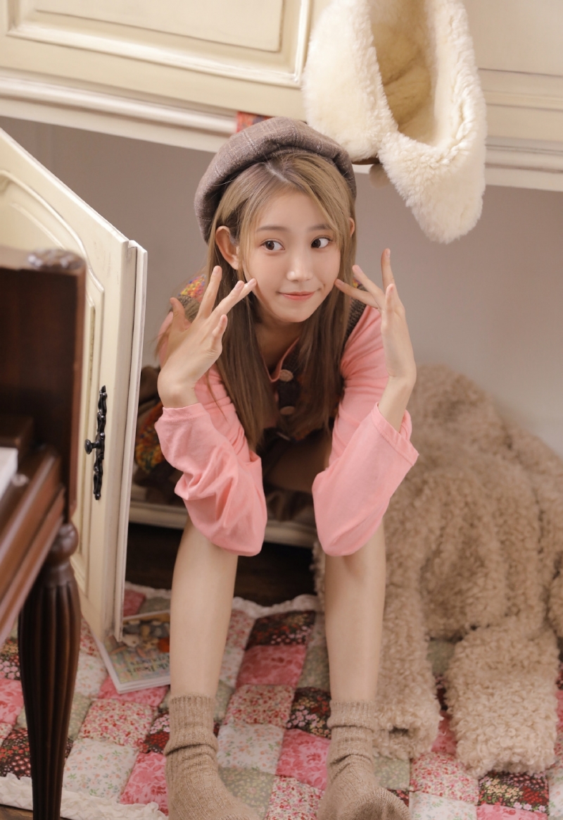 金发美少女白皙大长腿私房写真  第4张