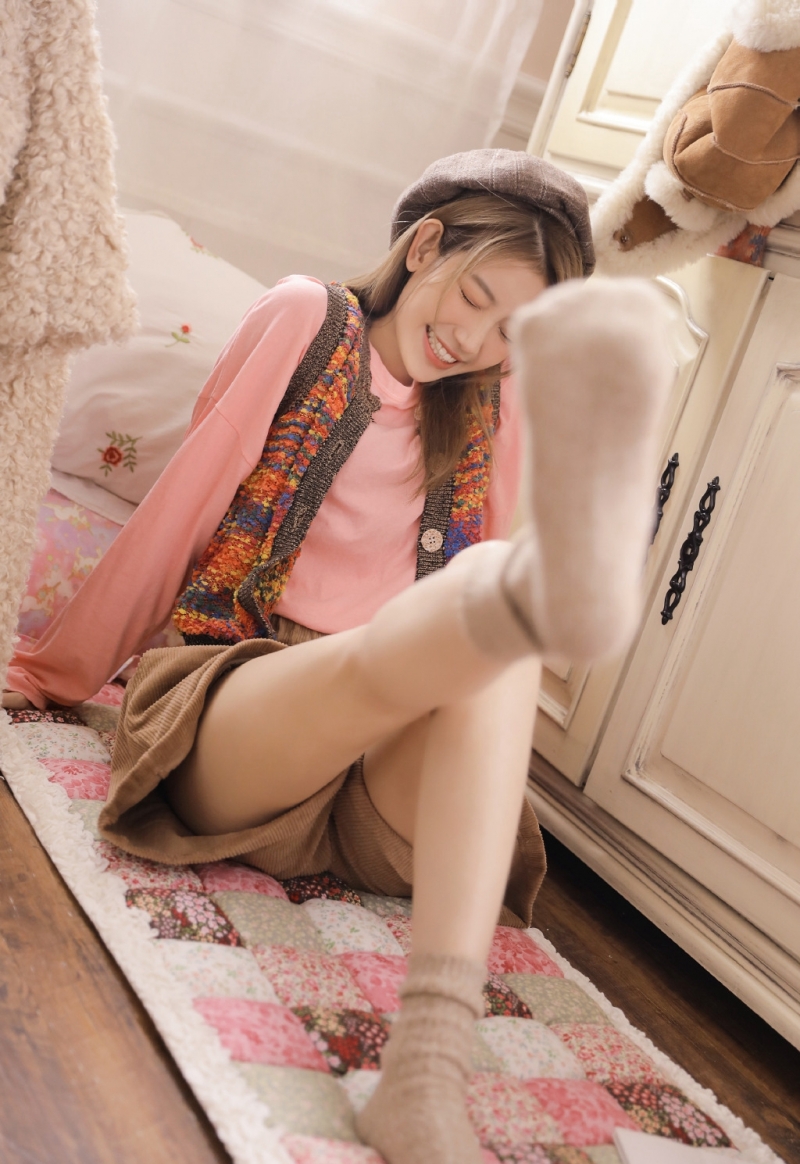 金发美少女白皙大长腿私房写真  第6张