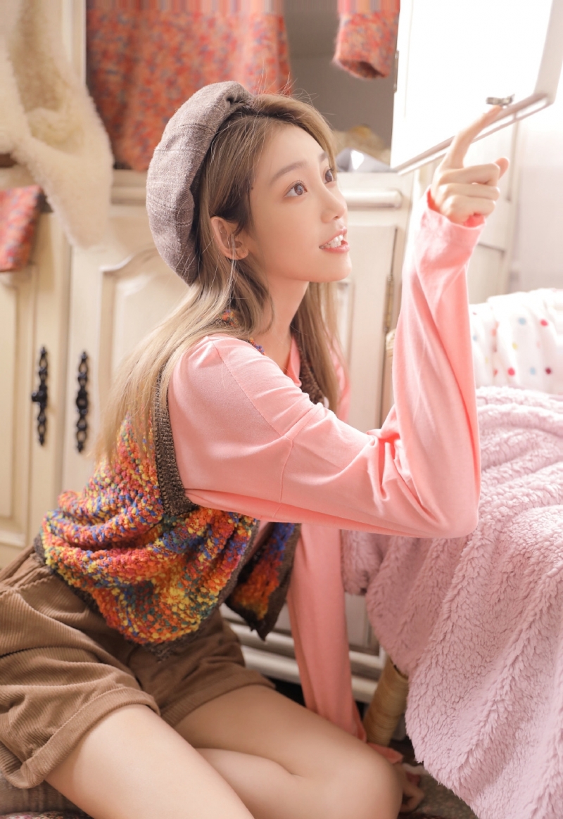 金发美少女白皙大长腿私房写真  第9张