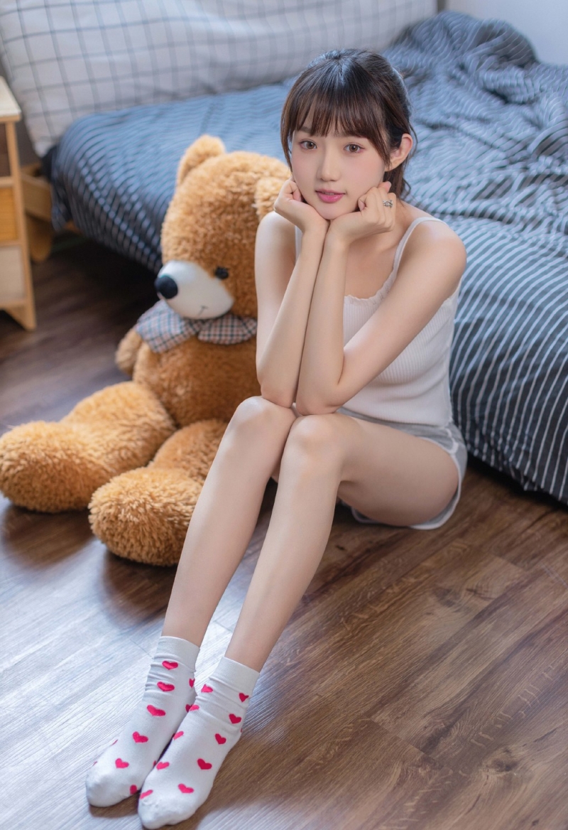 邻家女孩运动短裤修长美腿私拍  第1张