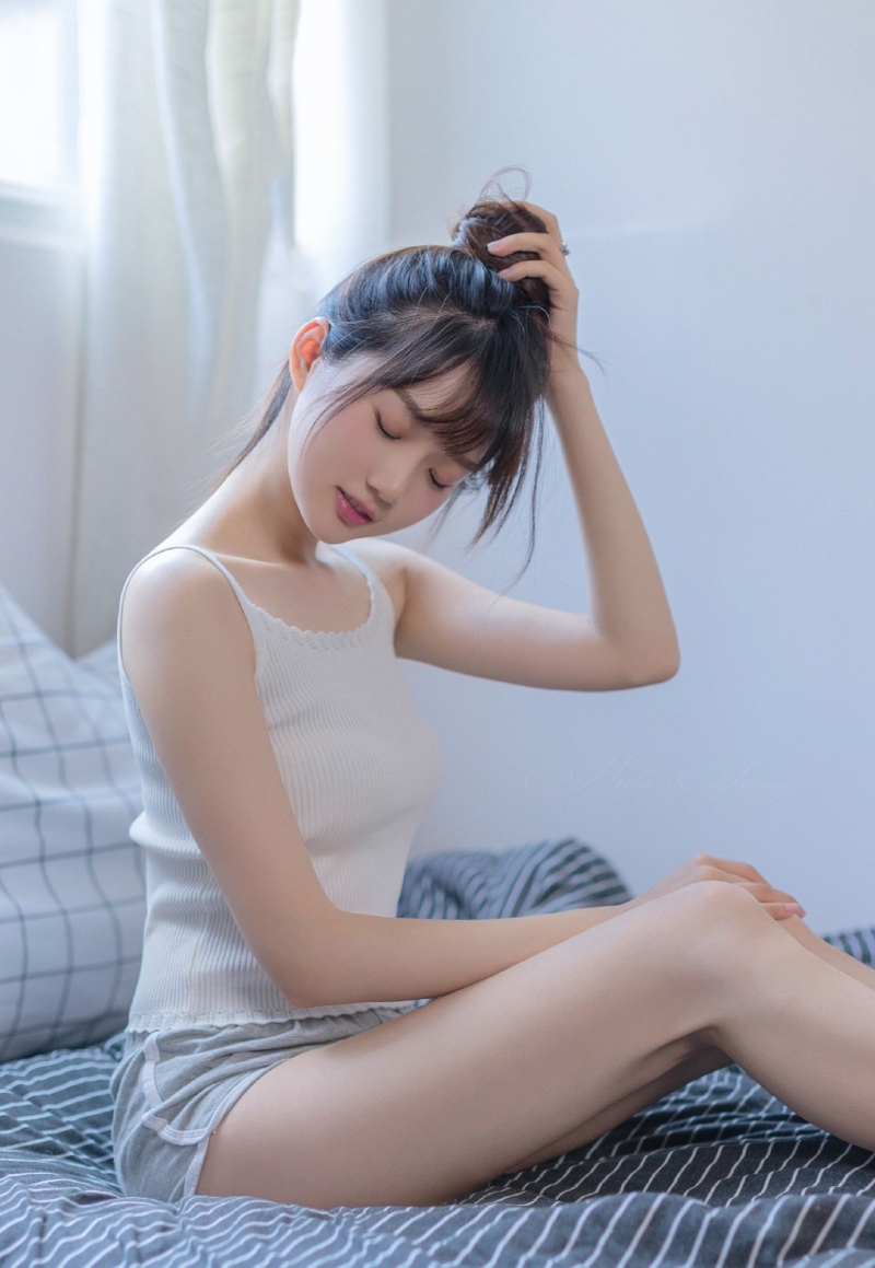 邻家女孩运动短裤修长美腿私拍  第3张
