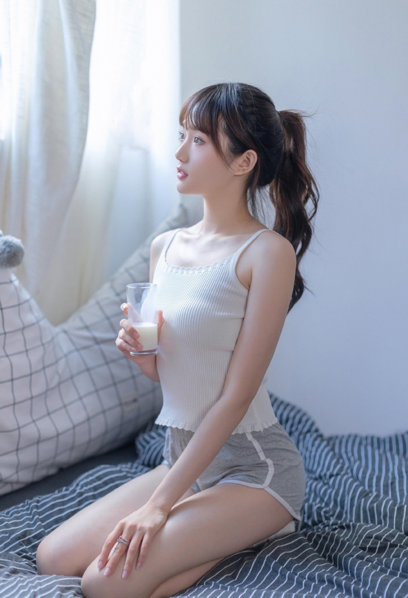 邻家女孩运动短裤修长美腿私拍  第6张