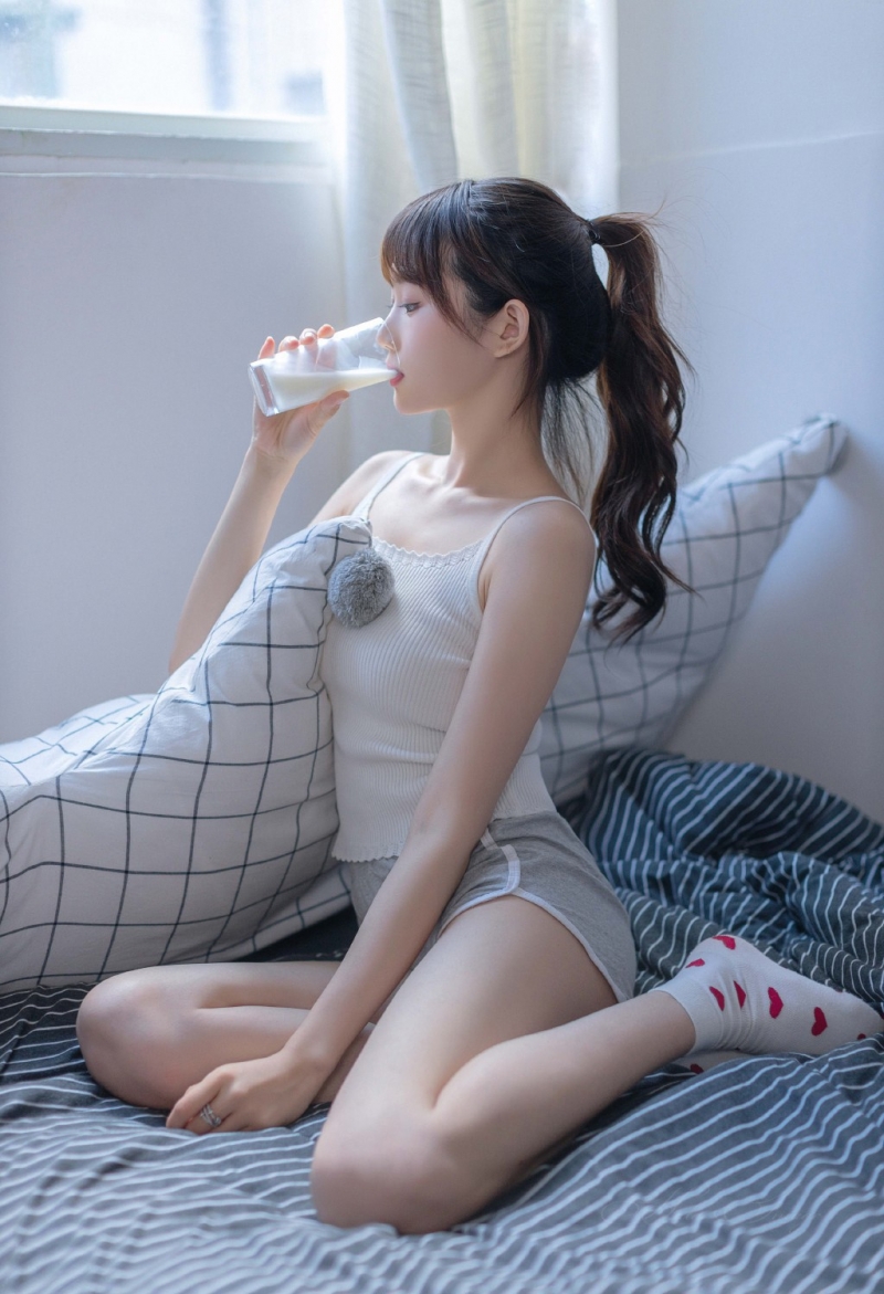 邻家女孩运动短裤修长美腿私拍  第7张