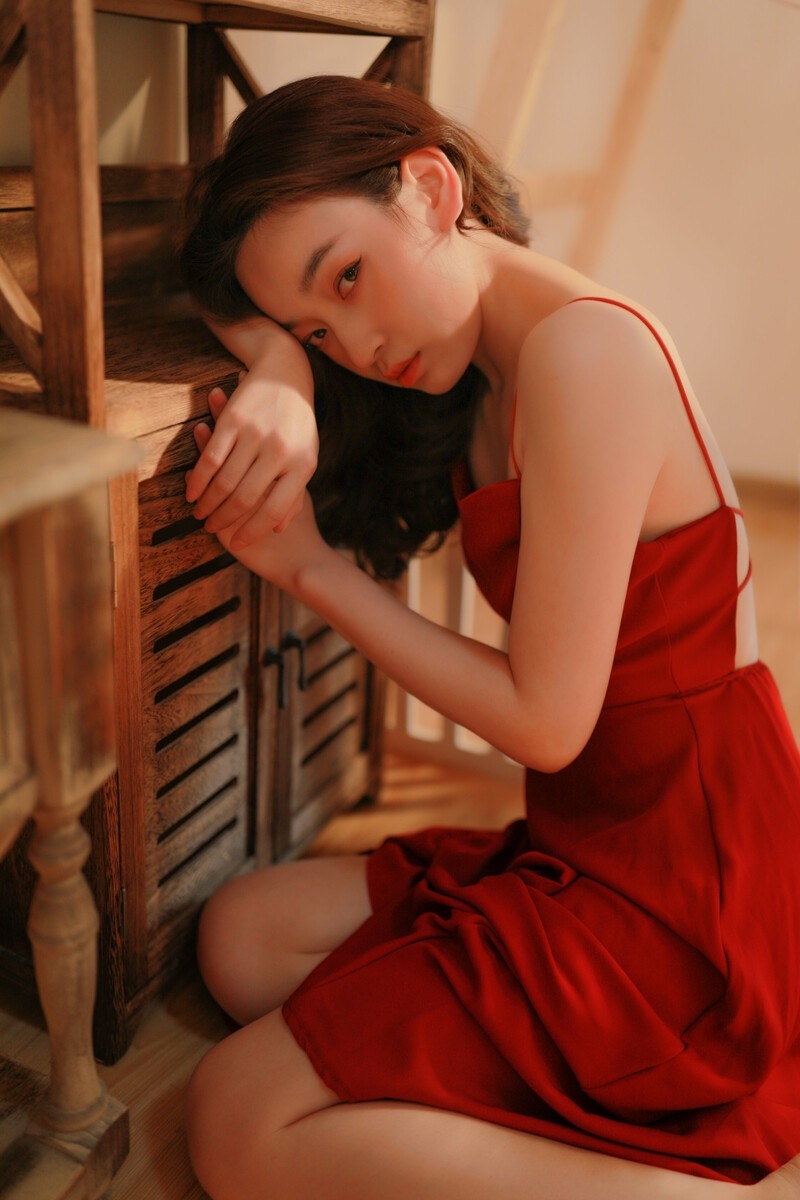 风情美女吊带红裙白皙肌肤写真  第4张