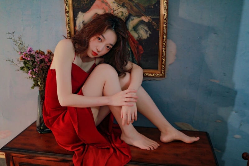 风情美女吊带红裙白皙肌肤写真  第5张