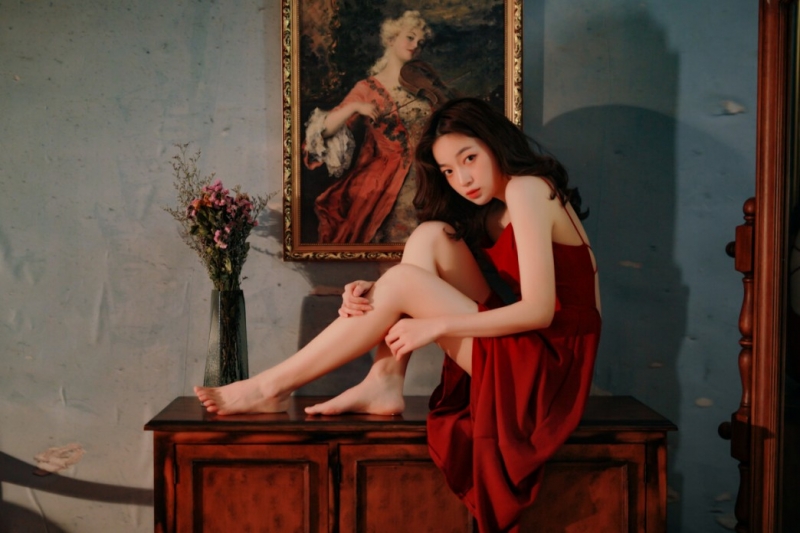 风情美女吊带红裙白皙肌肤写真  第6张
