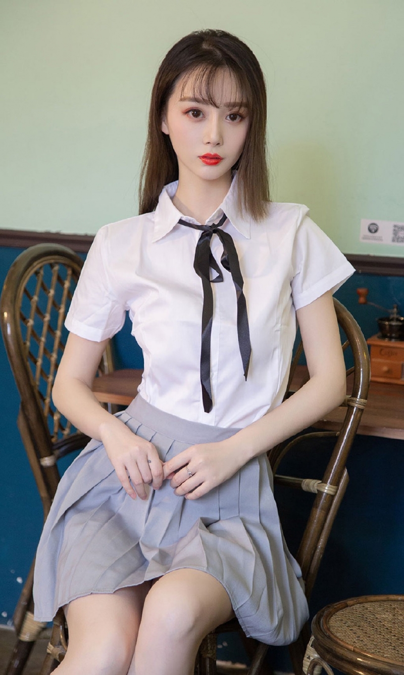 长发美女制服短裙白皙美腿写真  第2张