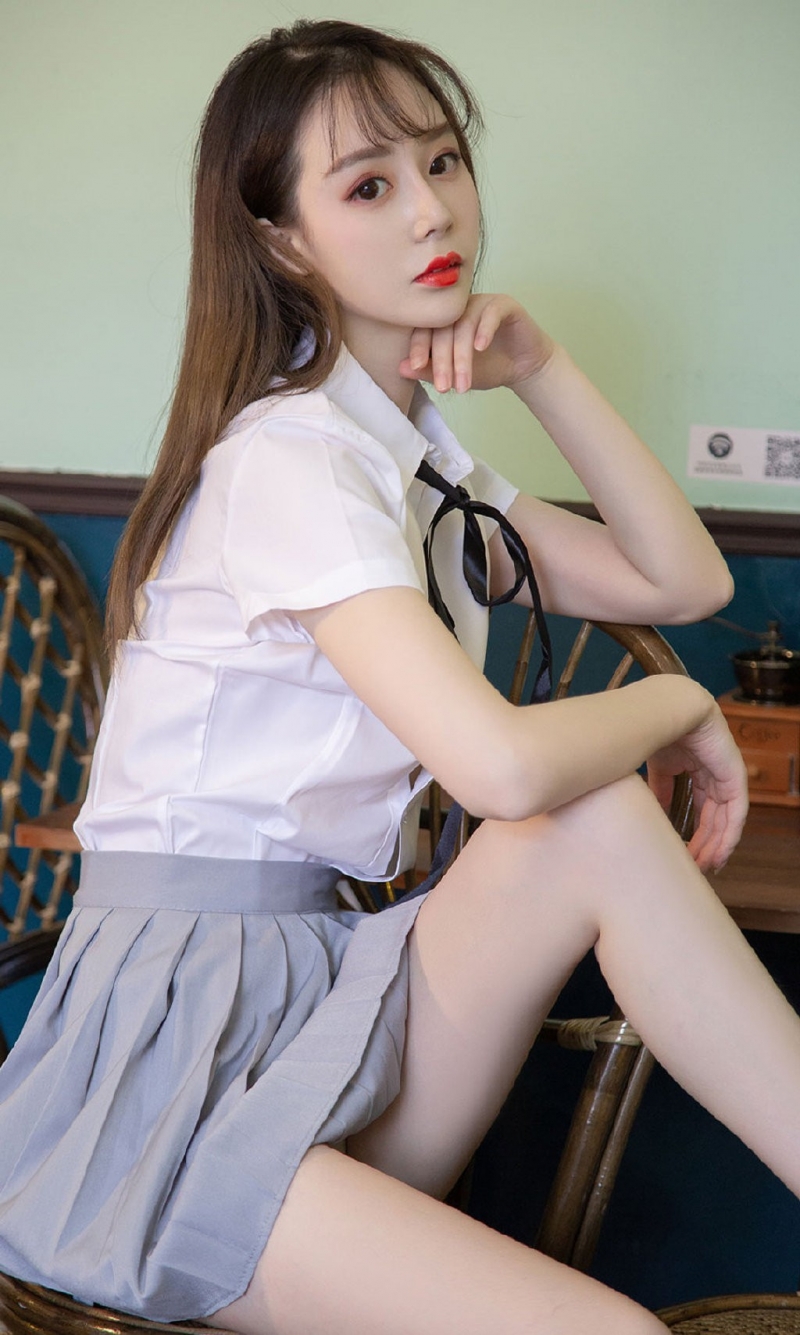 长发美女制服短裙白皙美腿写真  第4张