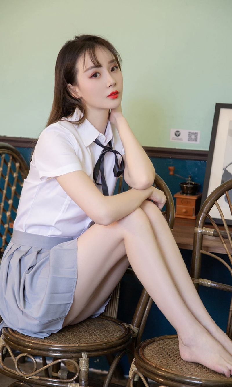 长发美女制服短裙白皙美腿写真  第6张