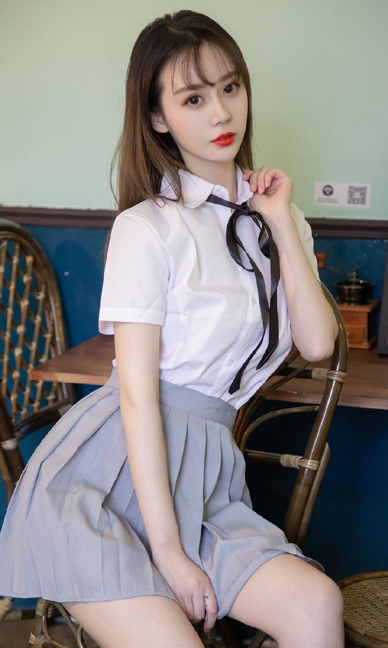 长发美女制服短裙白皙美腿写真  第7张