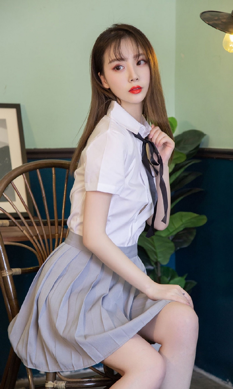 长发美女制服短裙白皙美腿写真  第8张