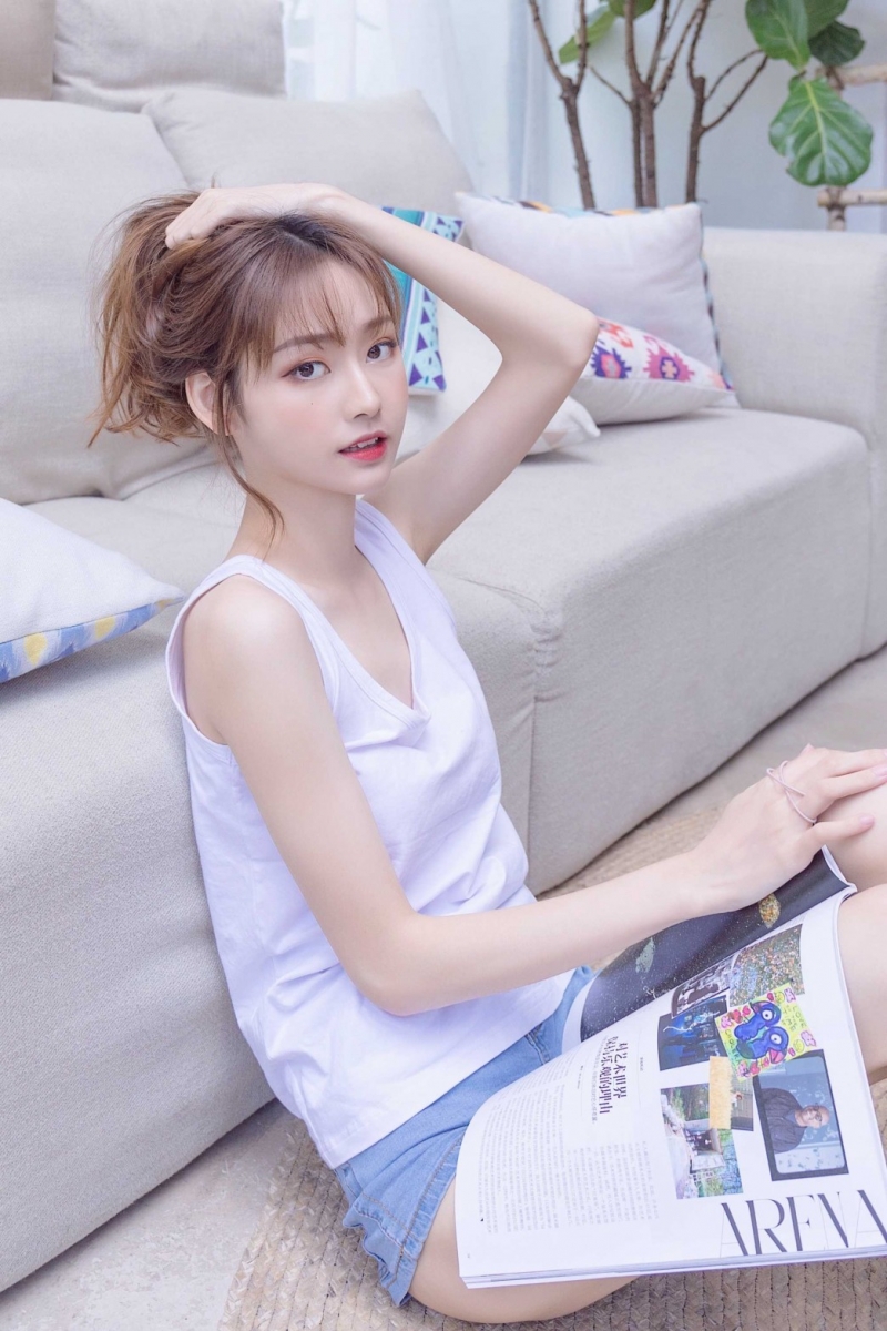白嫩美女背心热裤香肩美腿图片  第1张