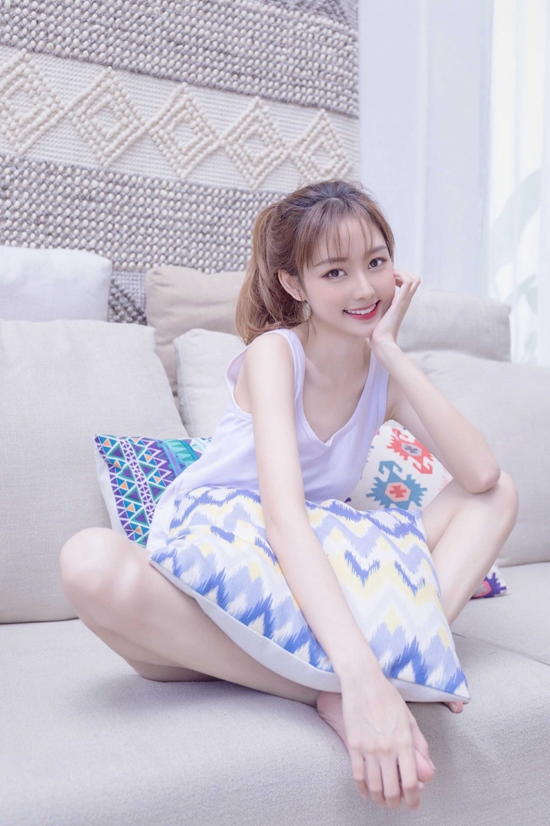 白嫩美女背心热裤香肩美腿图片  第2张
