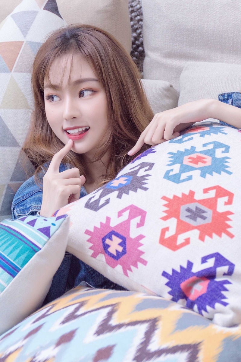 白嫩美女背心热裤香肩美腿图片  第3张