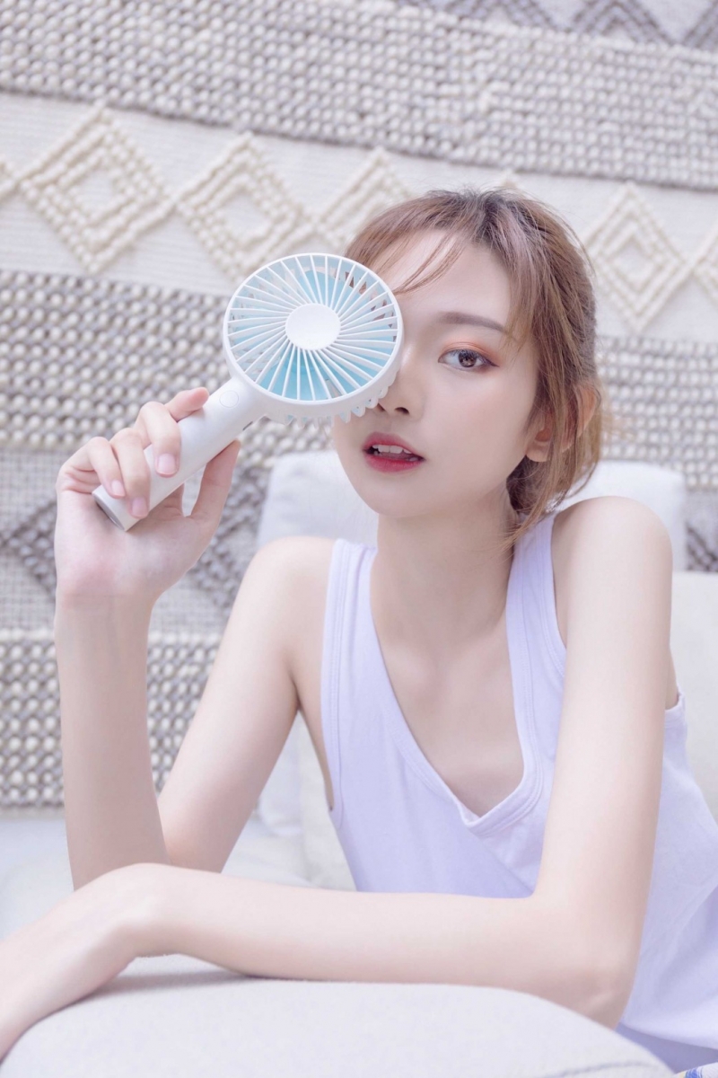 白嫩美女背心热裤香肩美腿图片  第4张