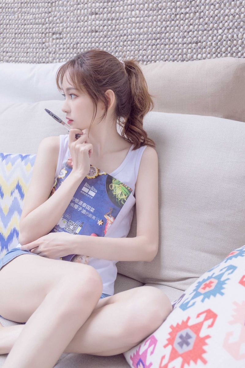 白嫩美女背心热裤香肩美腿图片  第5张
