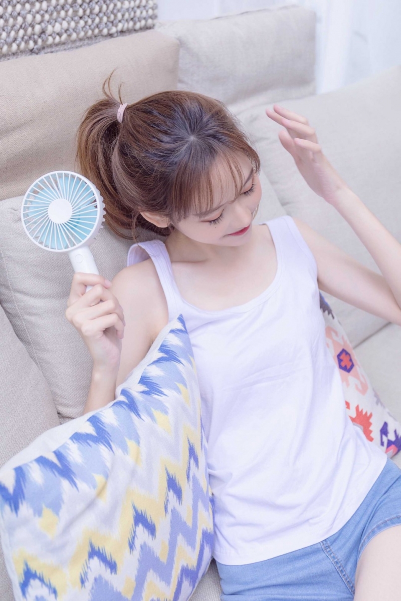 白嫩美女背心热裤香肩美腿图片  第6张