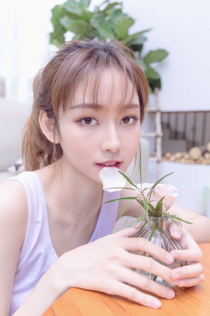白嫩美女背心热裤香肩美腿图片  第11张