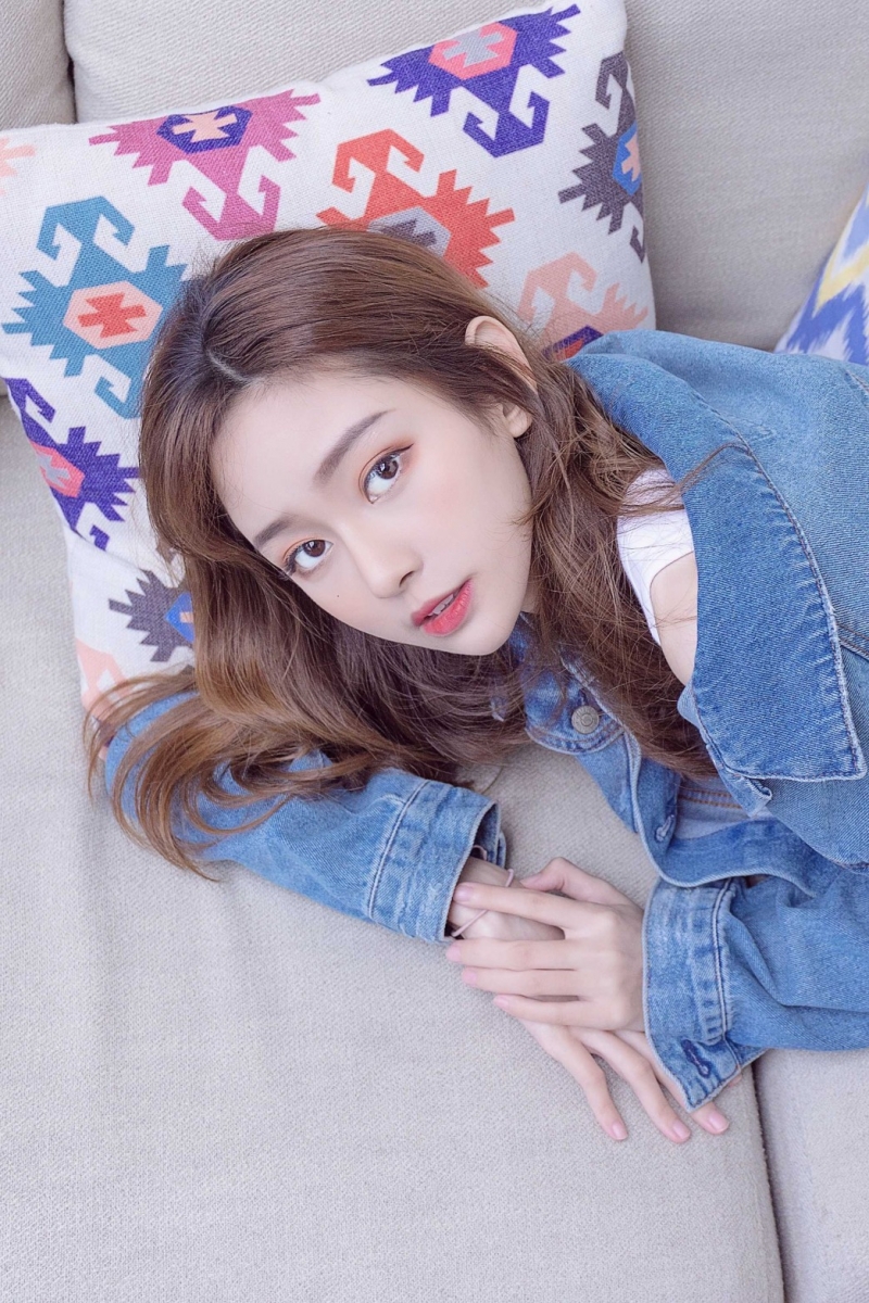 白嫩美女背心热裤香肩美腿图片  第12张