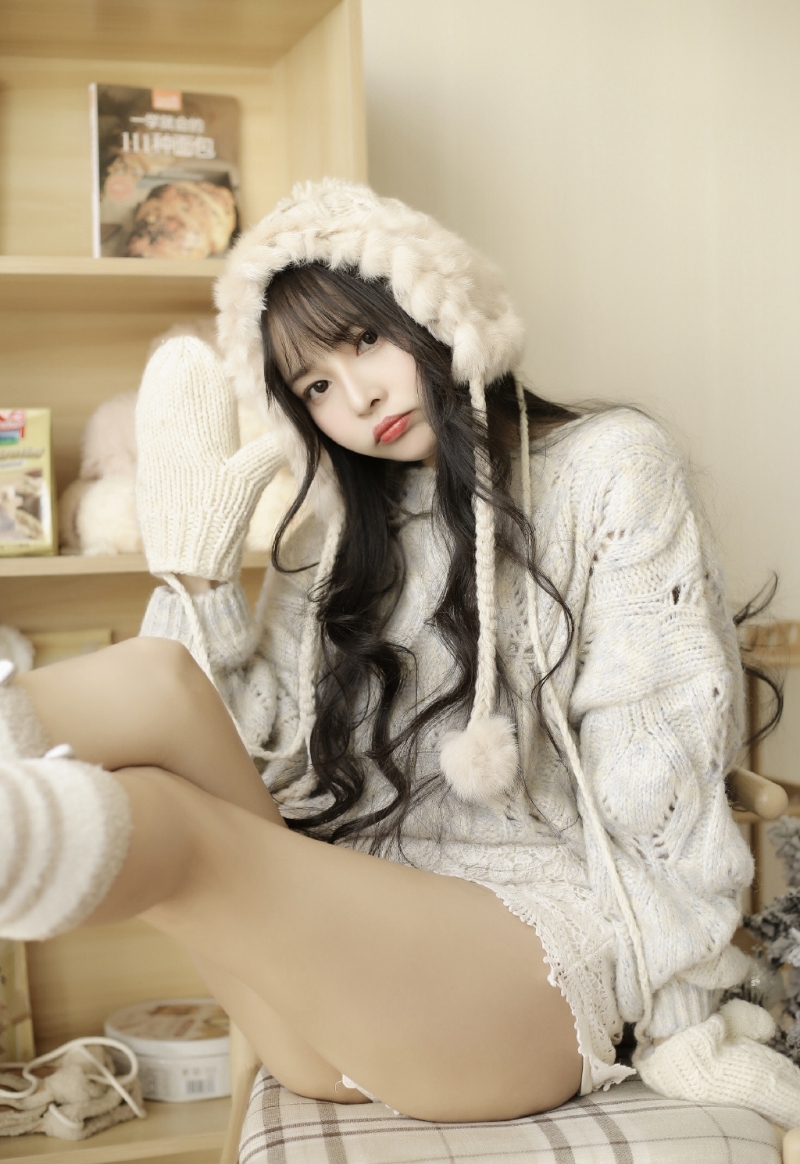 长发美女超短裤大长腿私房写真  第1张