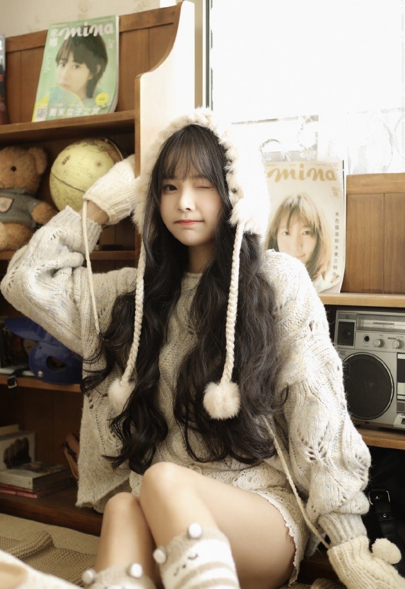 长发美女超短裤大长腿私房写真  第3张