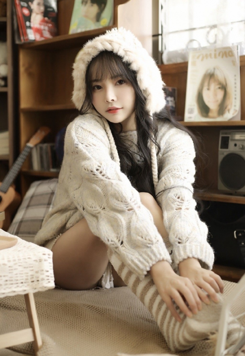 长发美女超短裤大长腿私房写真  第4张