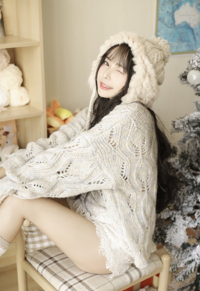 长发美女超短裤大长腿私房写真  第7张