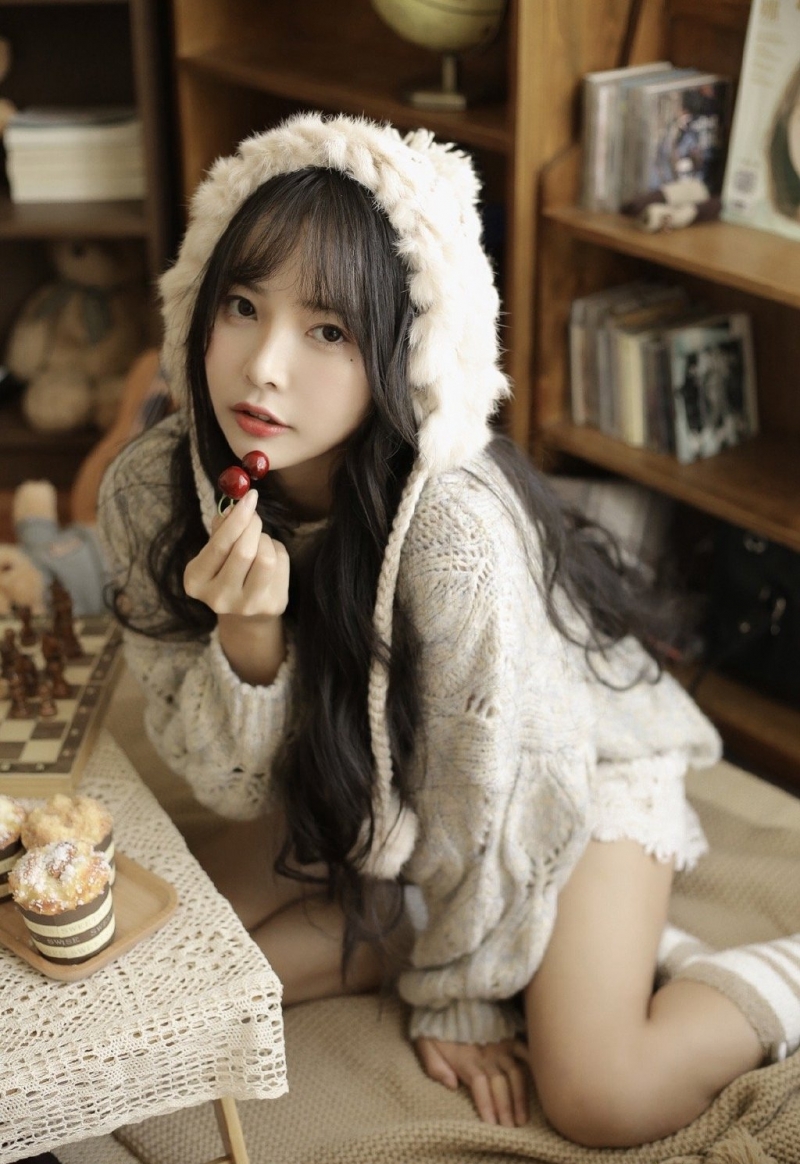 长发美女超短裤大长腿私房写真  第8张
