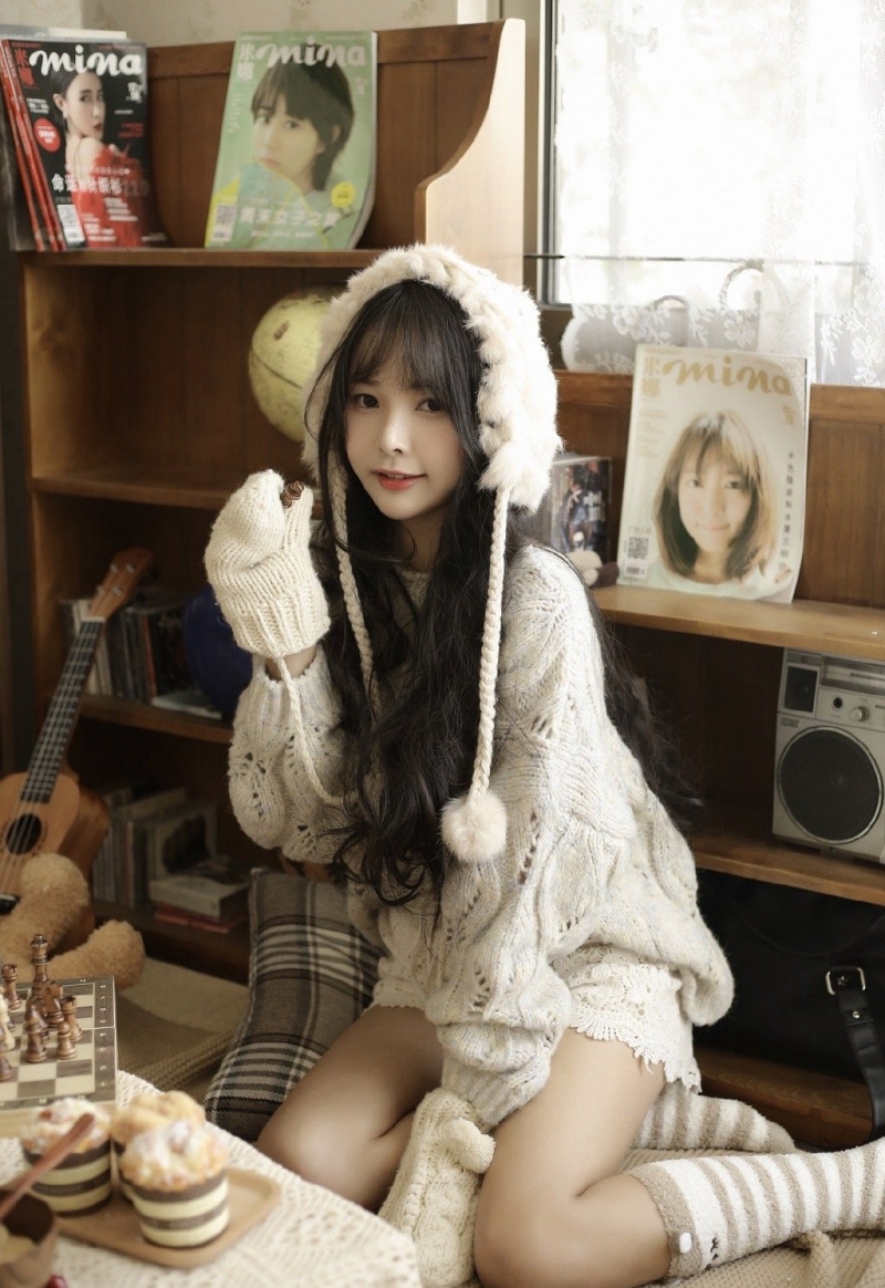 长发美女超短裤大长腿私房写真  第9张