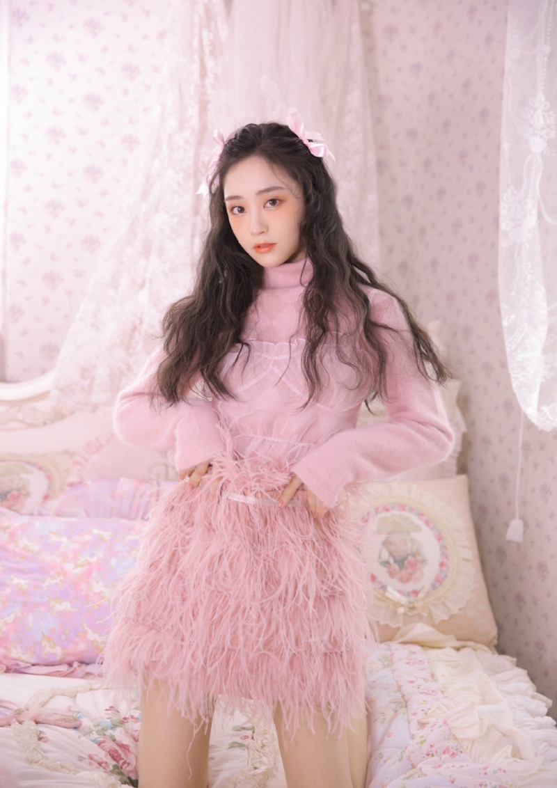 粉嫩小妹波浪卷发浪漫优雅图片  第1张