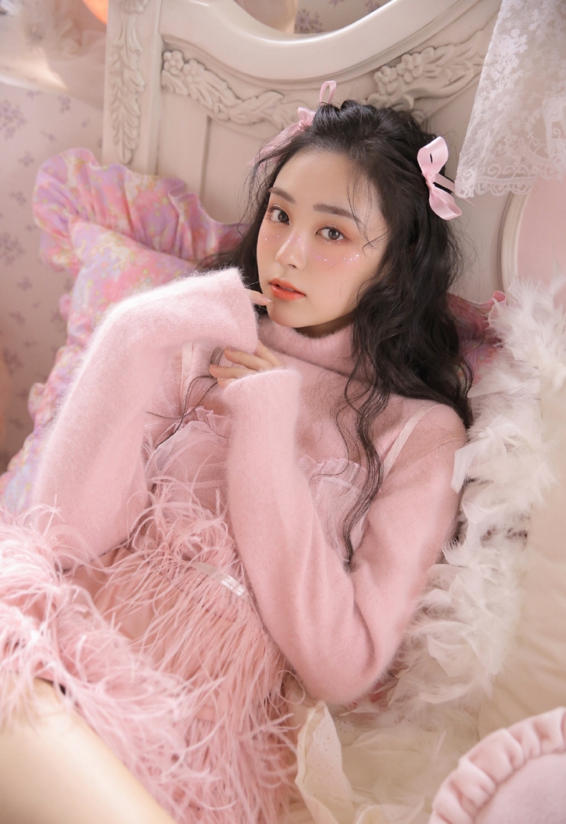 粉嫩小妹波浪卷发浪漫优雅图片  第8张