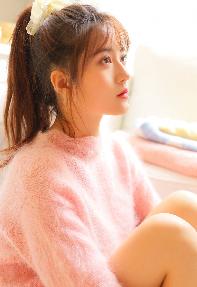 高马尾美女白皙大长腿私房写真  第1张