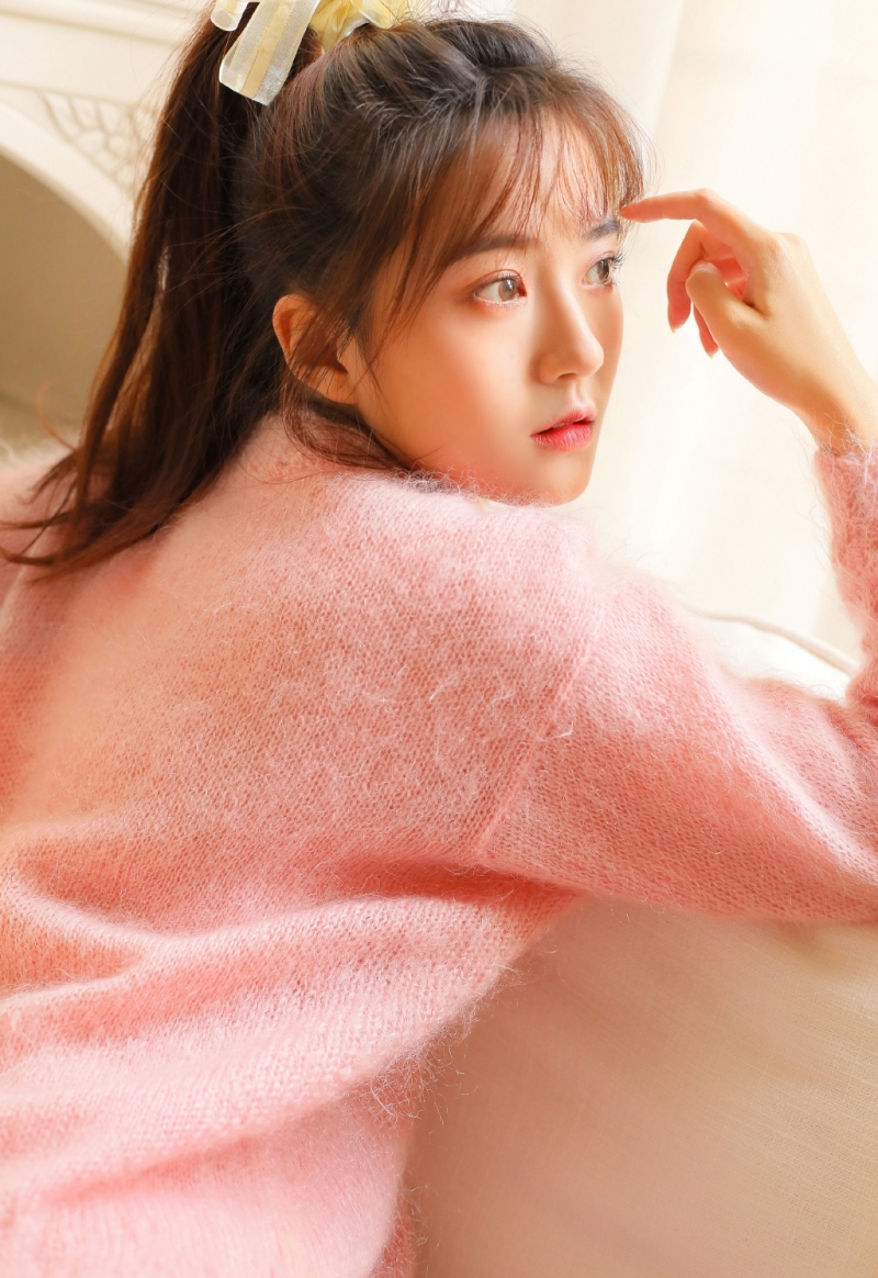 高马尾美女白皙大长腿私房写真  第3张