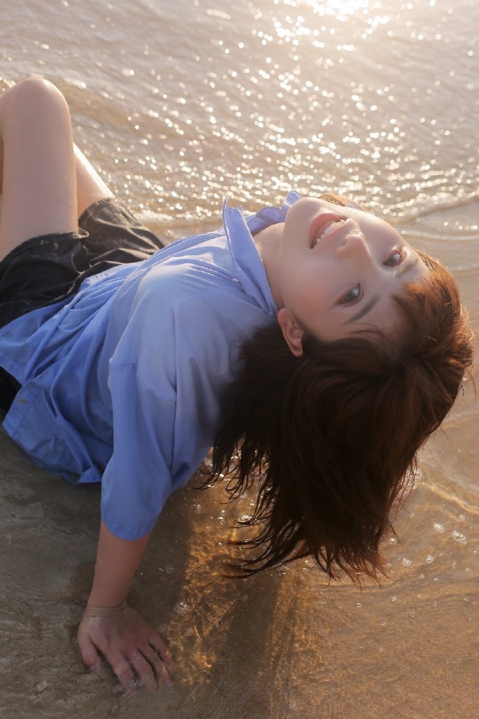 阳光下的清纯美女海边嬉戏美图  第1张