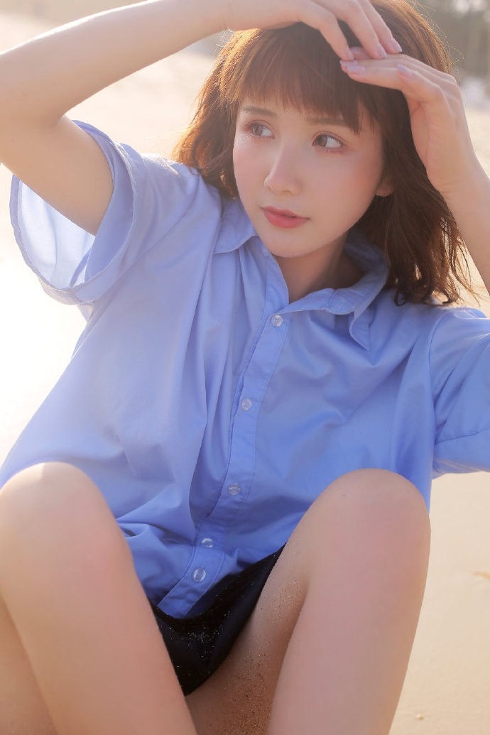 阳光下的清纯美女海边嬉戏美图  第2张