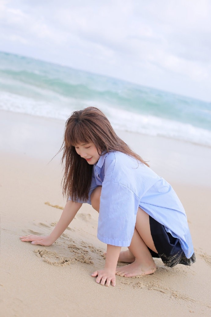 阳光下的清纯美女海边嬉戏美图  第7张