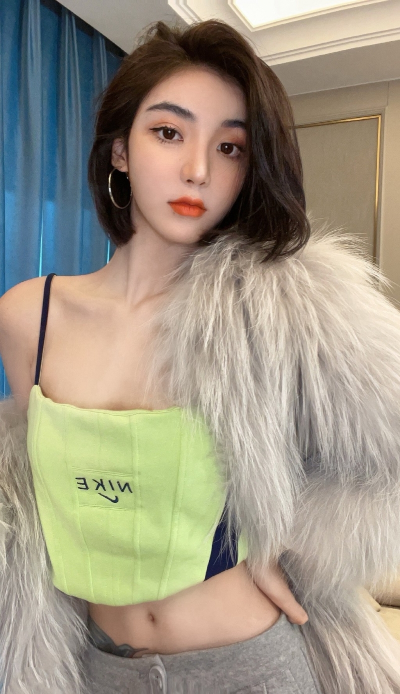 短发美女御姐纤细蛮腰私房写真  第2张