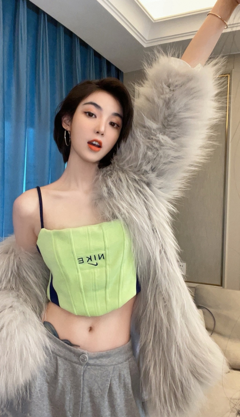 短发美女御姐纤细蛮腰私房写真  第3张