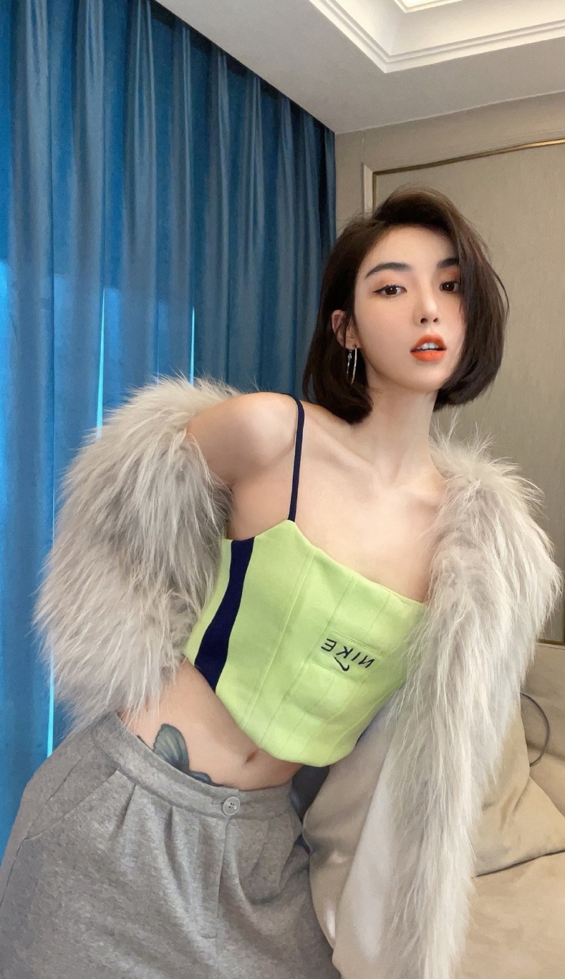 短发美女御姐纤细蛮腰私房写真  第4张