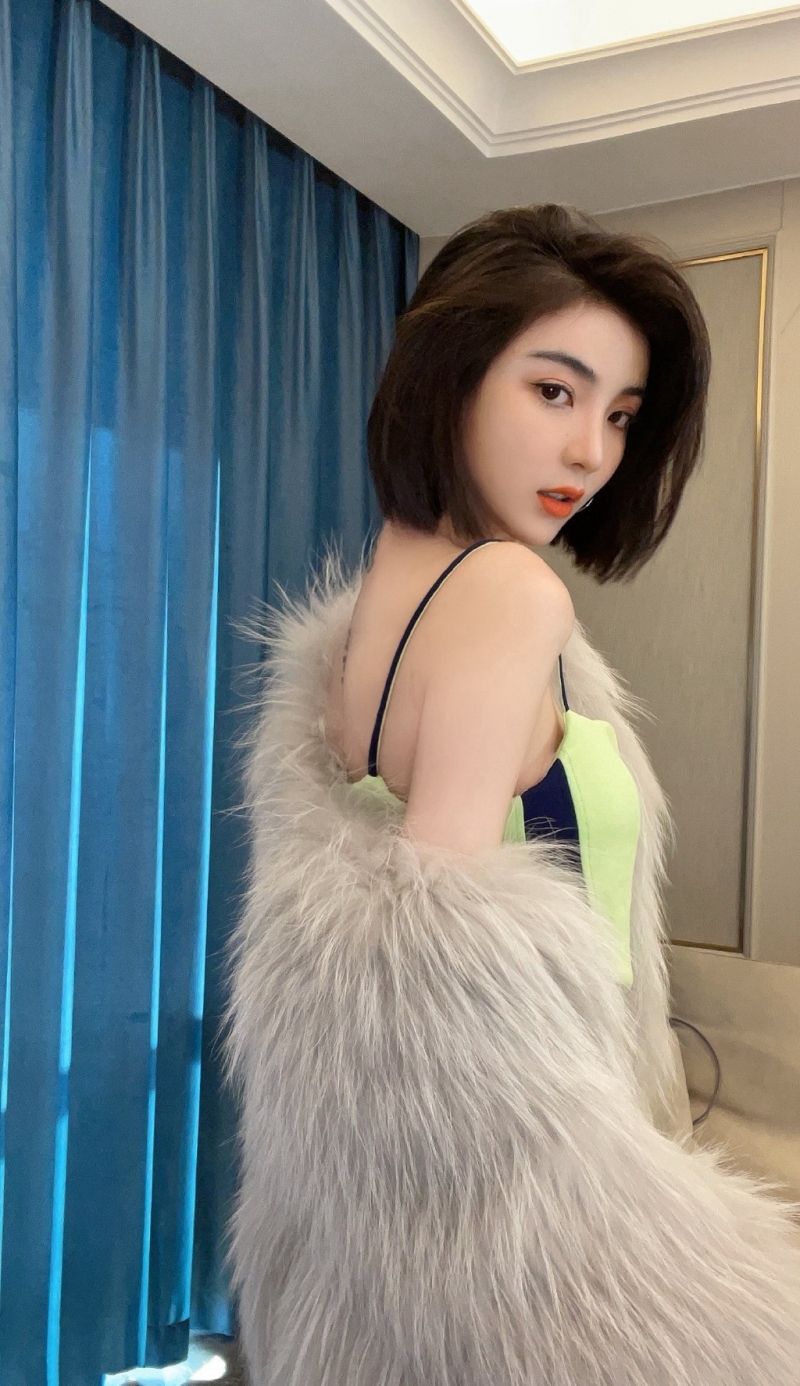 短发美女御姐纤细蛮腰私房写真  第5张