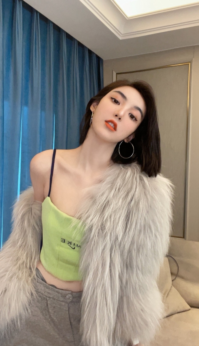 短发美女御姐纤细蛮腰私房写真  第6张