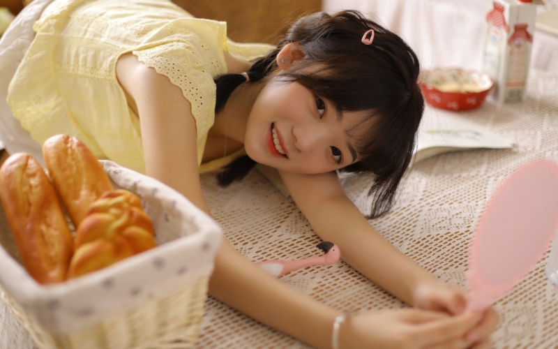 麻花辫萌妹子露齿甜笑私房写真  第3张