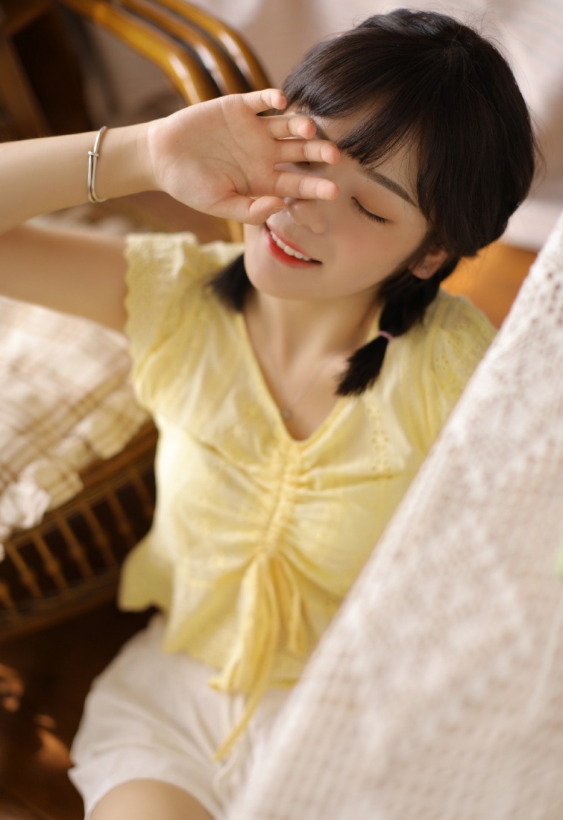 麻花辫萌妹子露齿甜笑私房写真  第4张