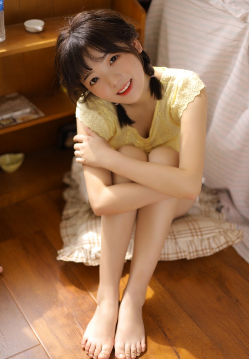 麻花辫萌妹子露齿甜笑私房写真  第5张
