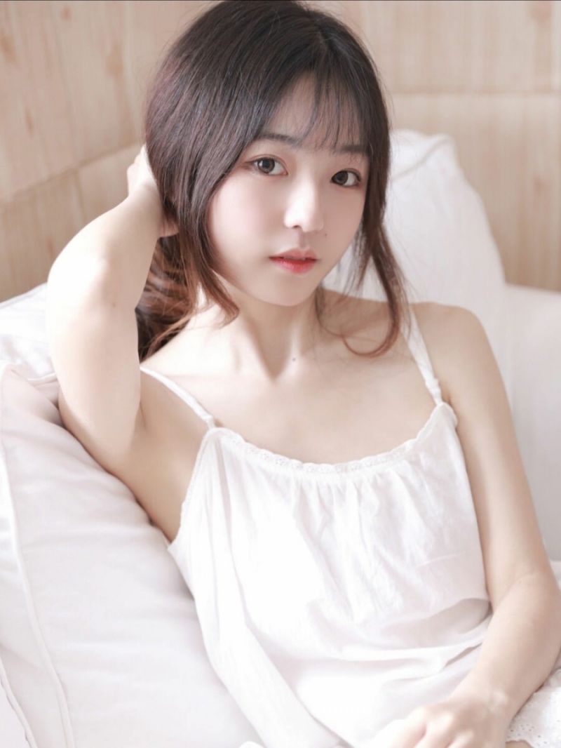邻家女孩香肩锁骨室内个人写真  第1张