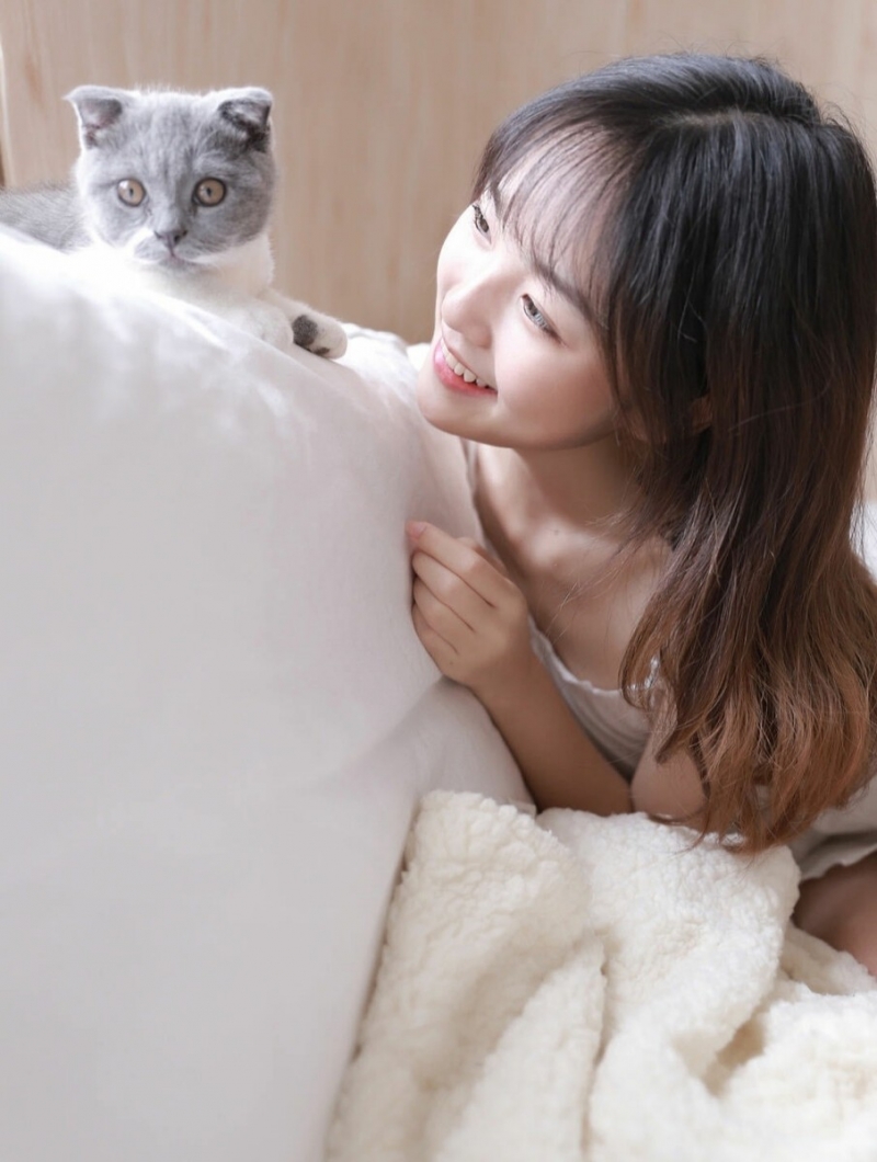 邻家女孩香肩锁骨室内个人写真  第4张