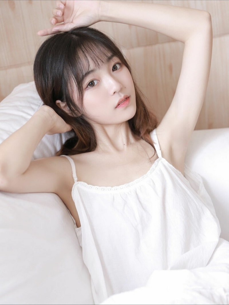 邻家女孩香肩锁骨室内个人写真  第5张