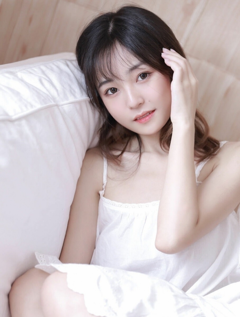 邻家女孩香肩锁骨室内个人写真  第7张