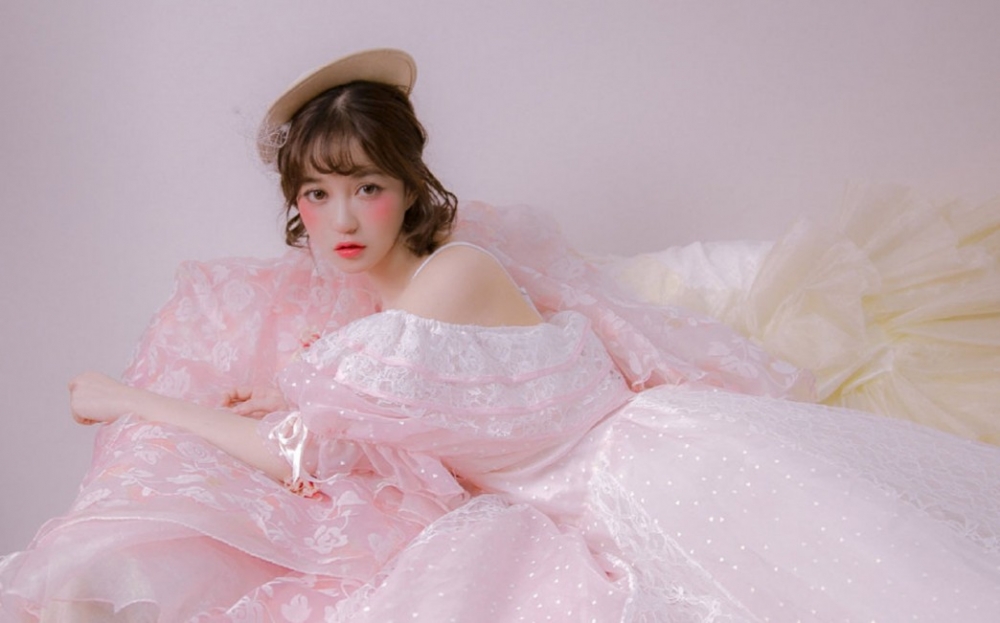 粉嫩小妹漂亮脸蛋白里透红写真  第1张