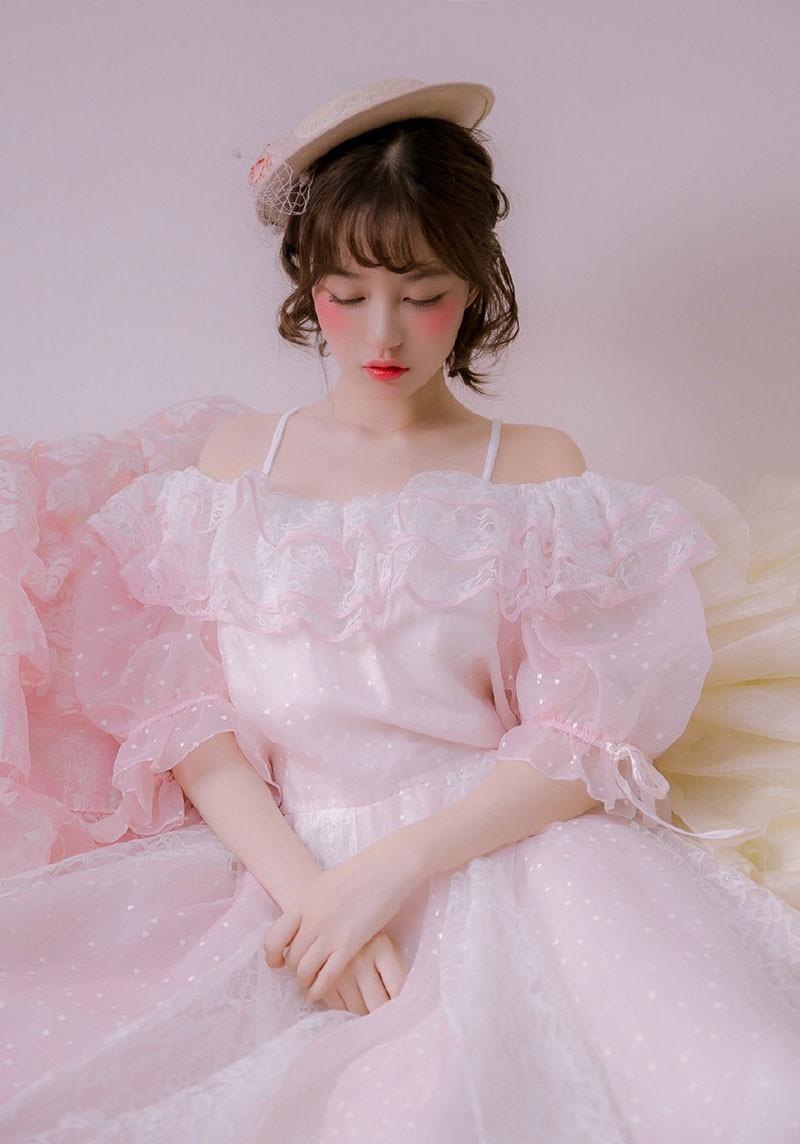粉嫩小妹漂亮脸蛋白里透红写真  第2张